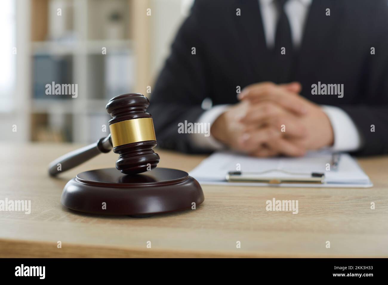 Martillo del juez sobre mesa de oficina de madera de abogado profesional que proporciona servicios legales Foto de stock