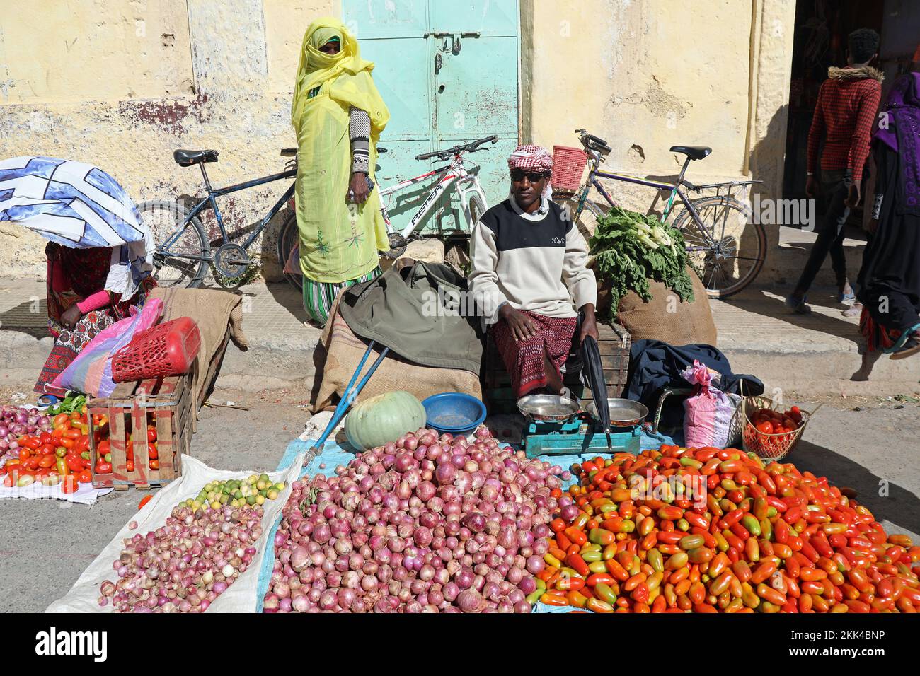 Comerciante callejero tradicional en Eritrea Foto de stock