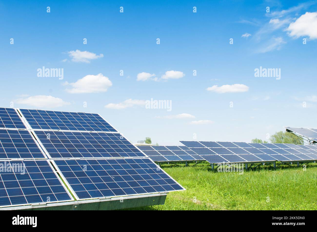 Paneles solares sobre el fondo del cielo. Planta de energía solar. Paneles solares azules. Fuente alternativa de electricidad. Granja solar. Foto de stock