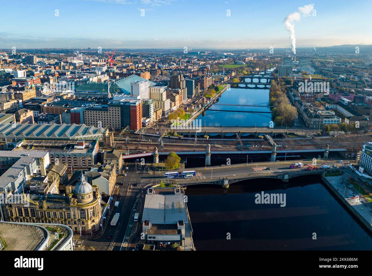 Vista aérea desde el drone del río Clyde y el horizonte del centro de la ciudad de Glasgow, Escocia, Reino Unido Foto de stock