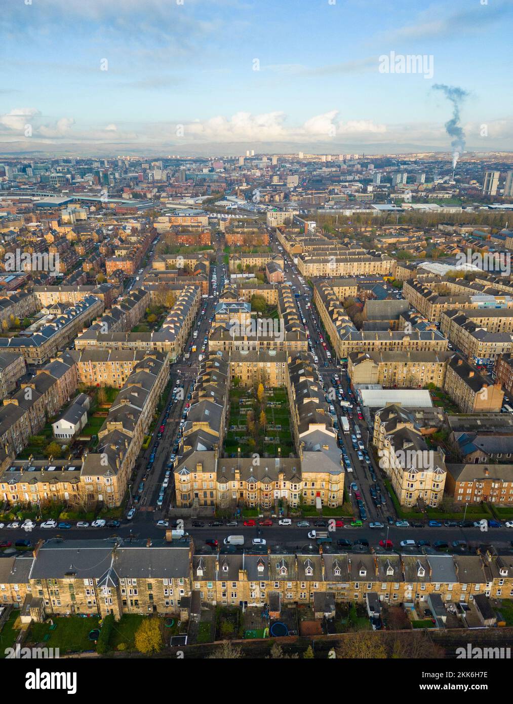 Vista aérea desde el drone del barrio de Govanhill en el lado sur de Glasgow, Escocia, Reino Unido Foto de stock