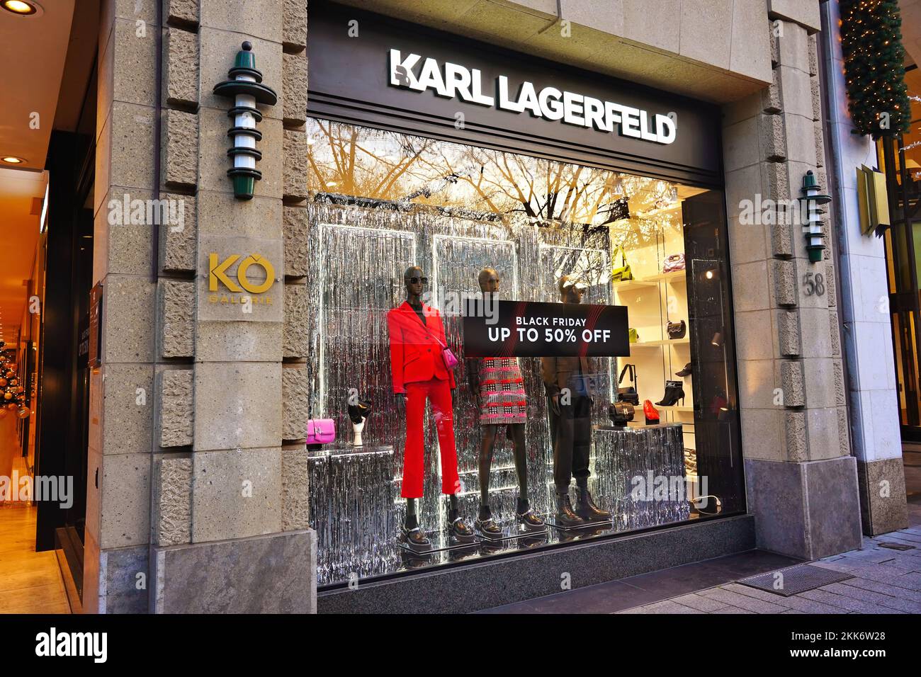 Tienda de diseño alemana Karl Lagerfeld en el bulevar comercial Königsallee en Düsseldorf/Alemania. Foto de stock