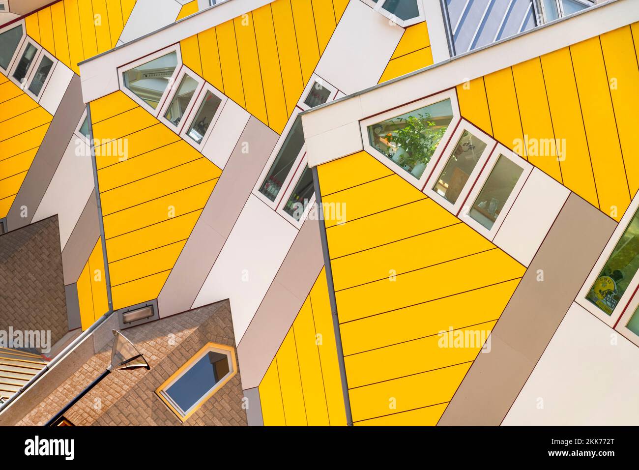 Holanda, Rotterdam, El Cubo Casas, un desarrollo de viviendas innovadoras donde cada casa es un cubo inclinado más de 45 grados, diseñado por el arquitecto holandés Piet Blom y el cult entre 1977 y 1984, Abstract patrones en la zona central. Foto de stock