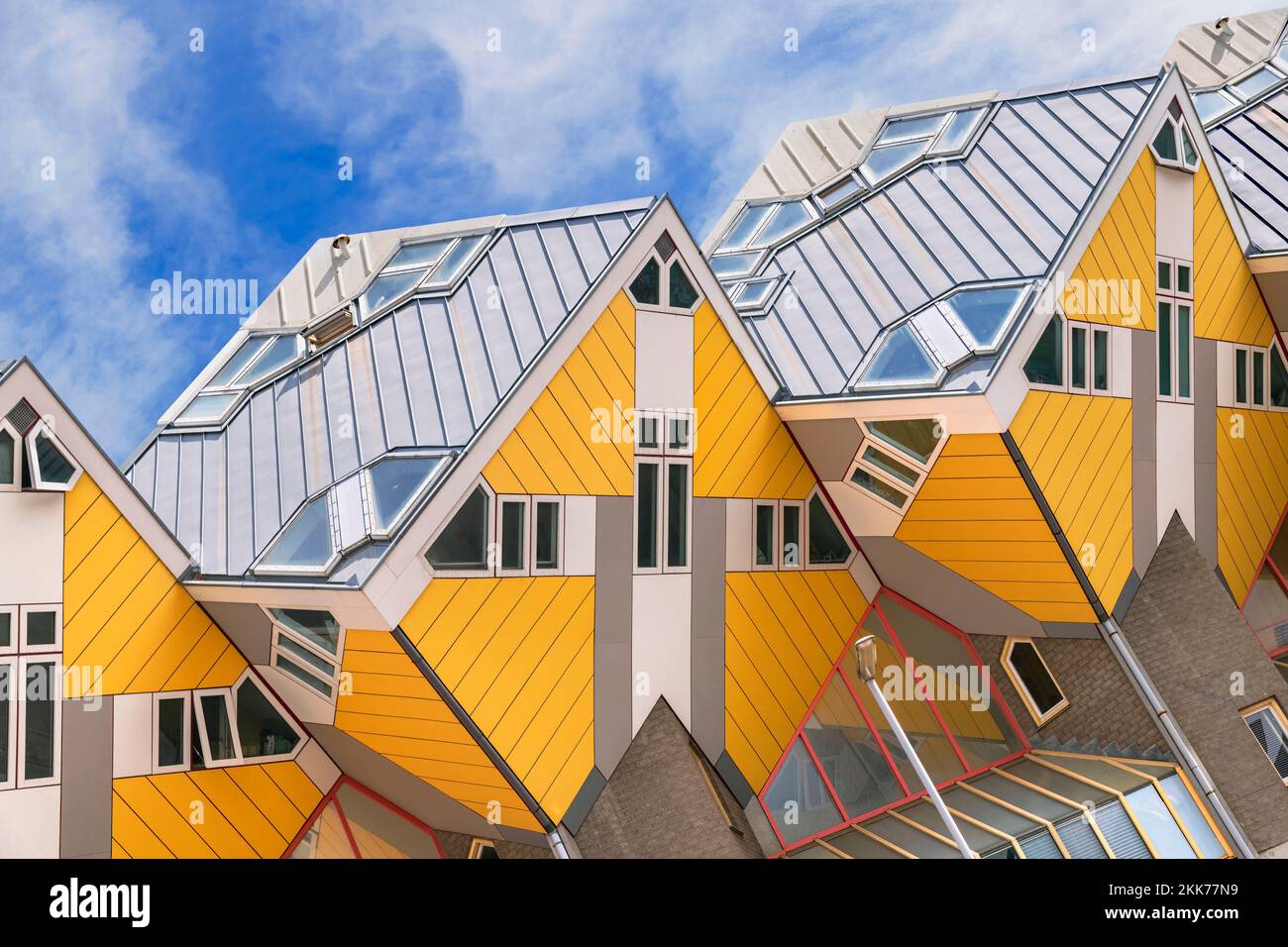 Holanda, Rotterdam, El Cubo Houses, un desarrollo de viviendas innovadoras donde cada casa es un cubo inclinado por encima de 45 grados, diseñado por el arquitecto holandés Piet Blom y el cult entre 1977 y 1984. Foto de stock