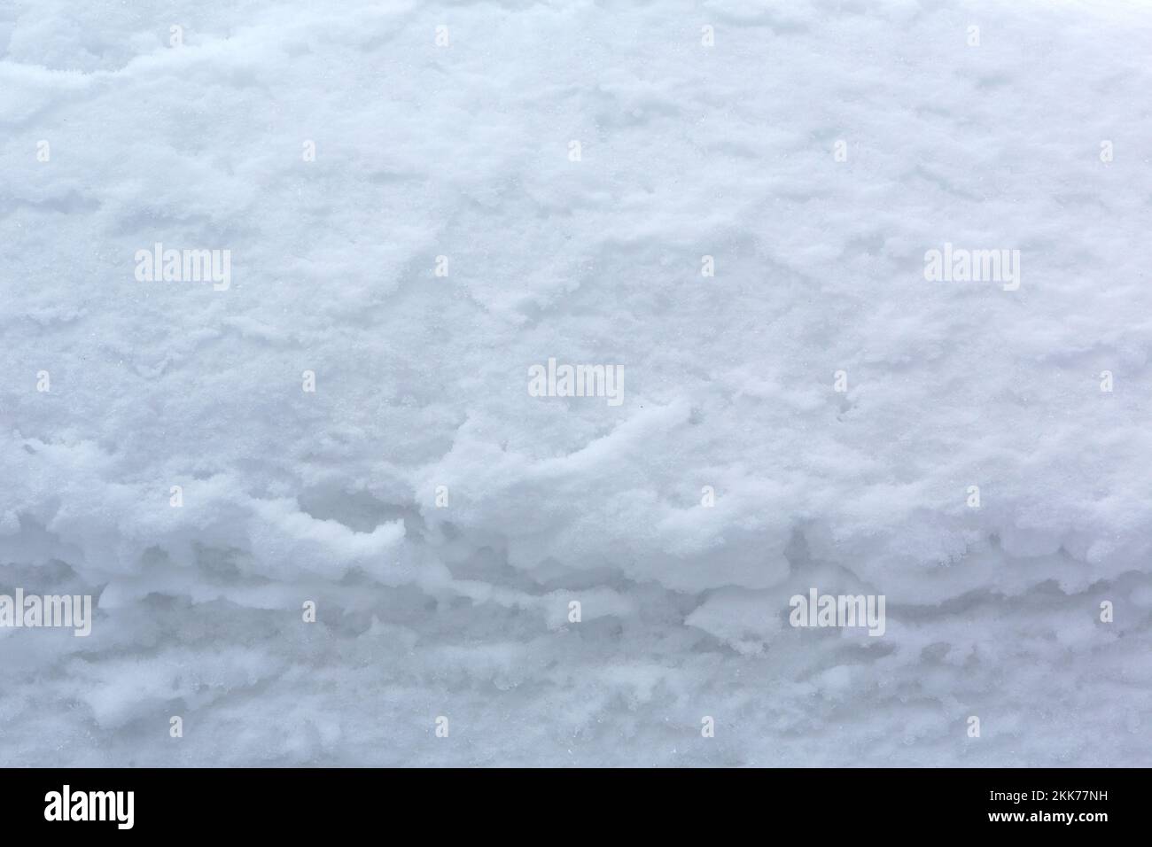 Fondo de nieve . Textura de nieve en tono azul. Fondo de invierno. Foto de stock