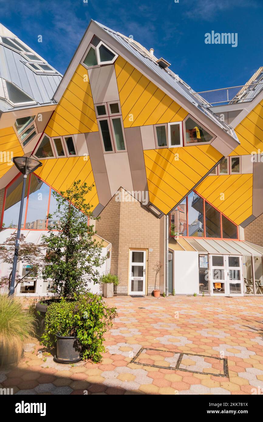 Holanda, Rotterdam, El Cubo Houses, una innovadora urbanización donde cada casa es un cubo inclinado por 45 grados, diseñado por el arquitecto holandés Piet Blom y el cult entre 1977 y 1984, una típica casa de cubo en el patio central ajardinado. Foto de stock