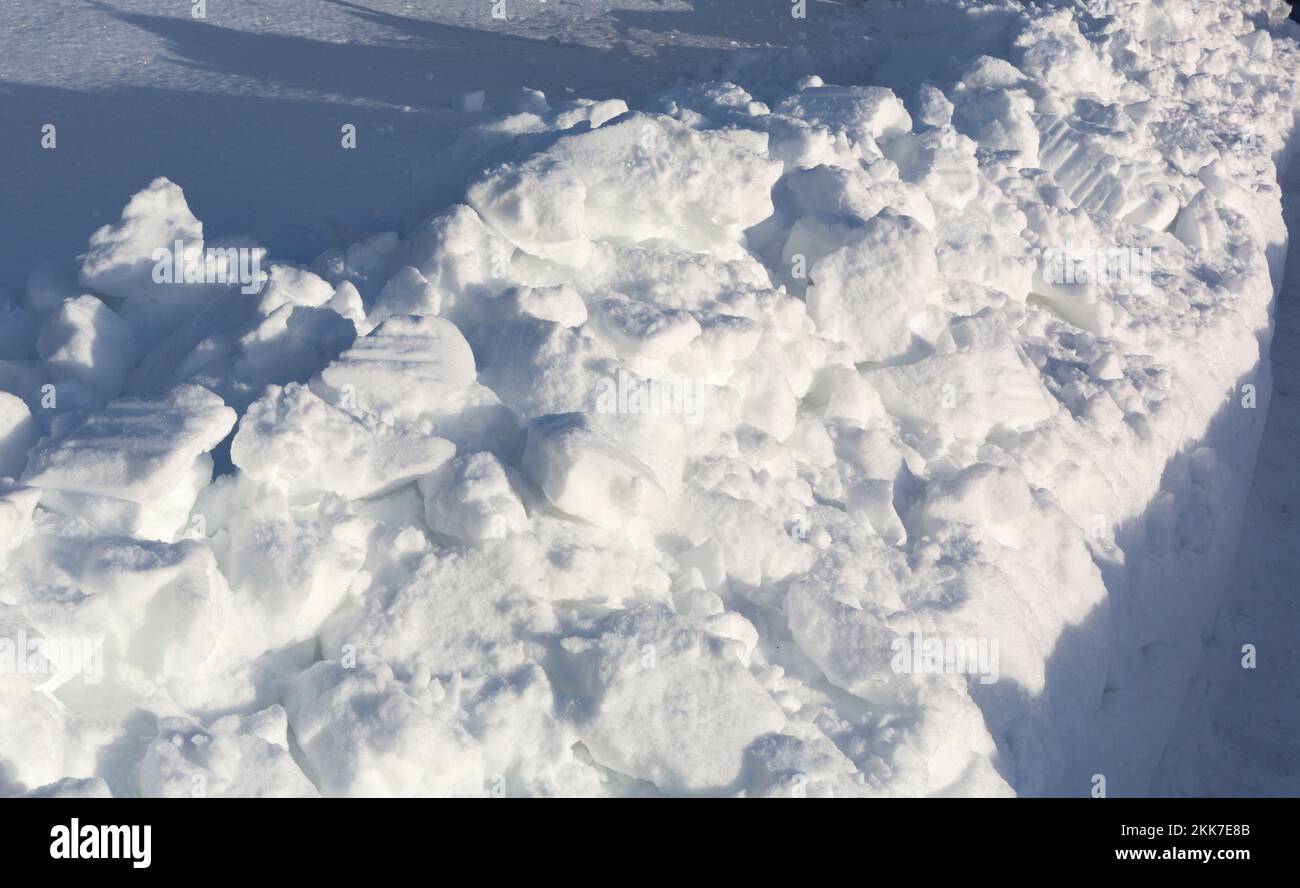 Nieve de invierno. Deriva de nieve. Una pila de nieve durante las ventiscas y las caídas de nieve. Foto de stock