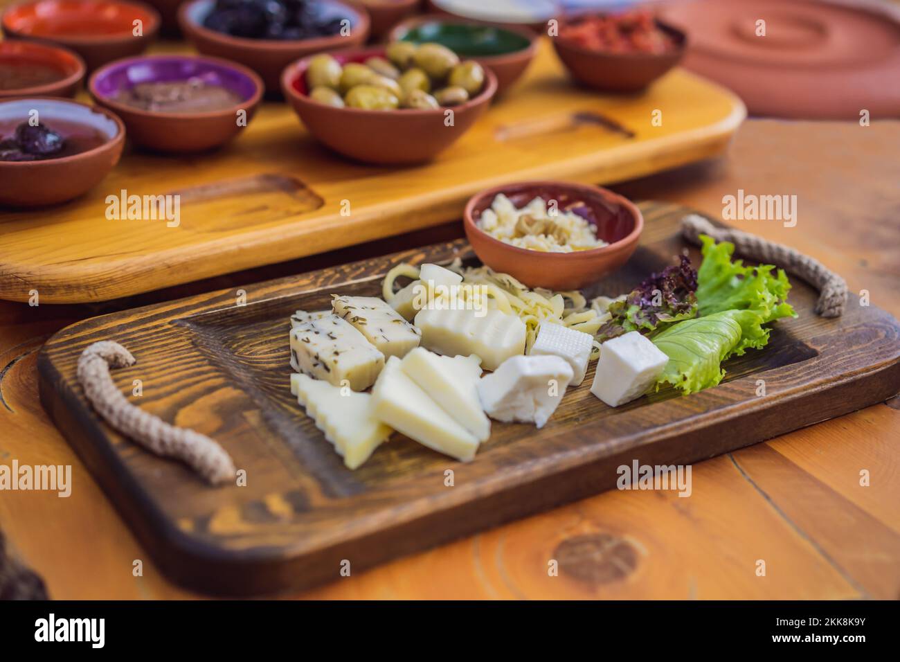 Queso de desayuno turco. Pasteles, verduras, verduras, aceitunas