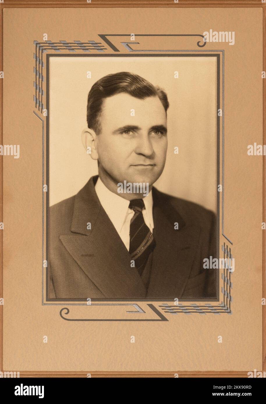 Padre del fotógrafo que murió en 1983. Vintage negro y blanco foto de 1940 de un hombre de negocios de éxito en el marco de la época. Foto de stock