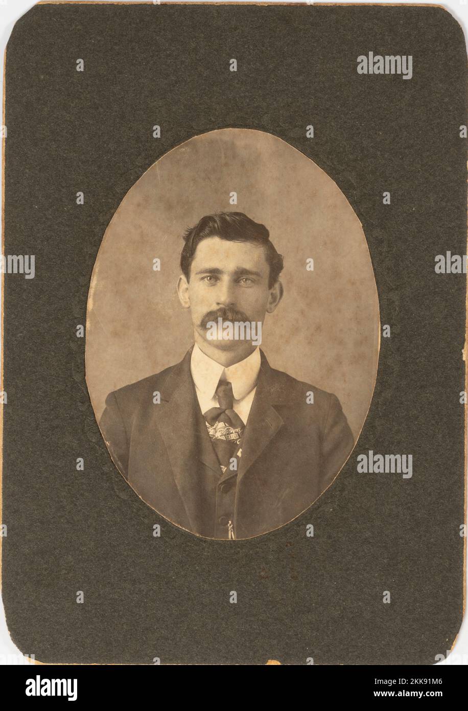El último abuelo del fotógrafo con un bigote grande alrededor de la vuelta del siglo 20th. Foto de stock