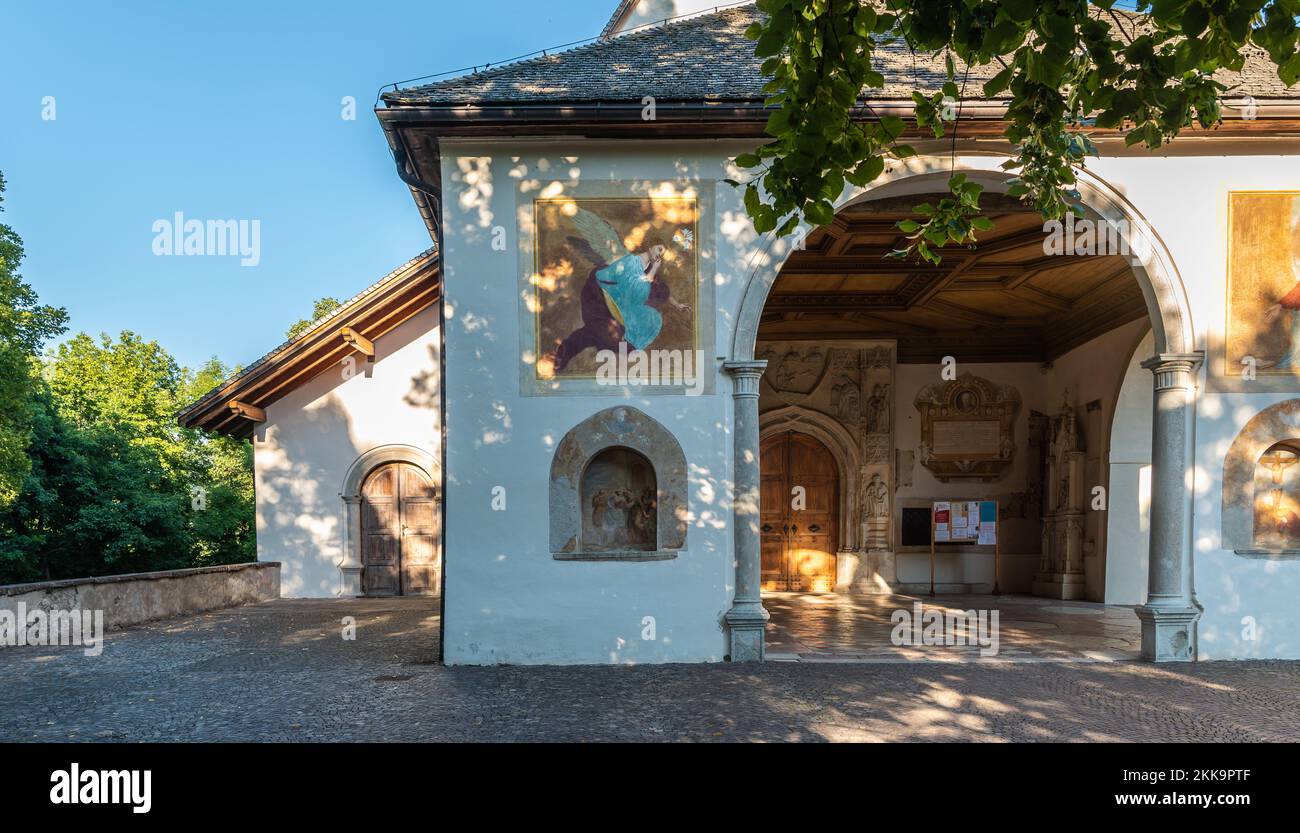 La Iglesia de San Maria Assunta en el parque Pieve - Cavalese, valle de Fiemme, distrito de Trento, Dolomitas, Trentino Alto Adige, Italia, Europa - Julio 13, Foto de stock