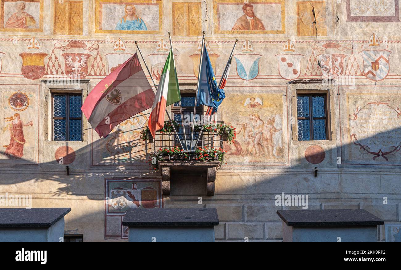 La fachada con frescos de la magnífica Comunidad del Palacio de Fiemme, - siglo 15th - Cavalese, Valle de Fiemme, Trentino-Alto Adige, Italia, Juli 13, 202 Foto de stock