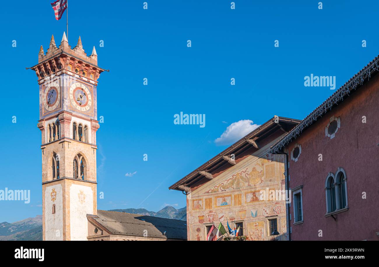 Campanario de la iglesia de San Sebastián en el casco antiguo - siglo 19th, Cavalese, Valle de Fiemme, Trentino-Alto Adige, Italia, 13 de julio de 2022 Foto de stock