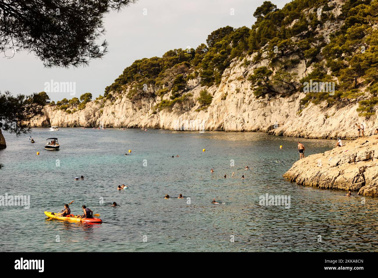 Calanque d'en-Vau,playa,baño,solo,accesible,a pie,kayak,o,barco.Calanque,  Marsella,Calanques de Marsella,Parque Nacional de Calanques,Marsella,comuna  en, Bouches-du-Rhône, la segunda ciudad más grande de Francia,Marsella, es  la prefectura de los ...
