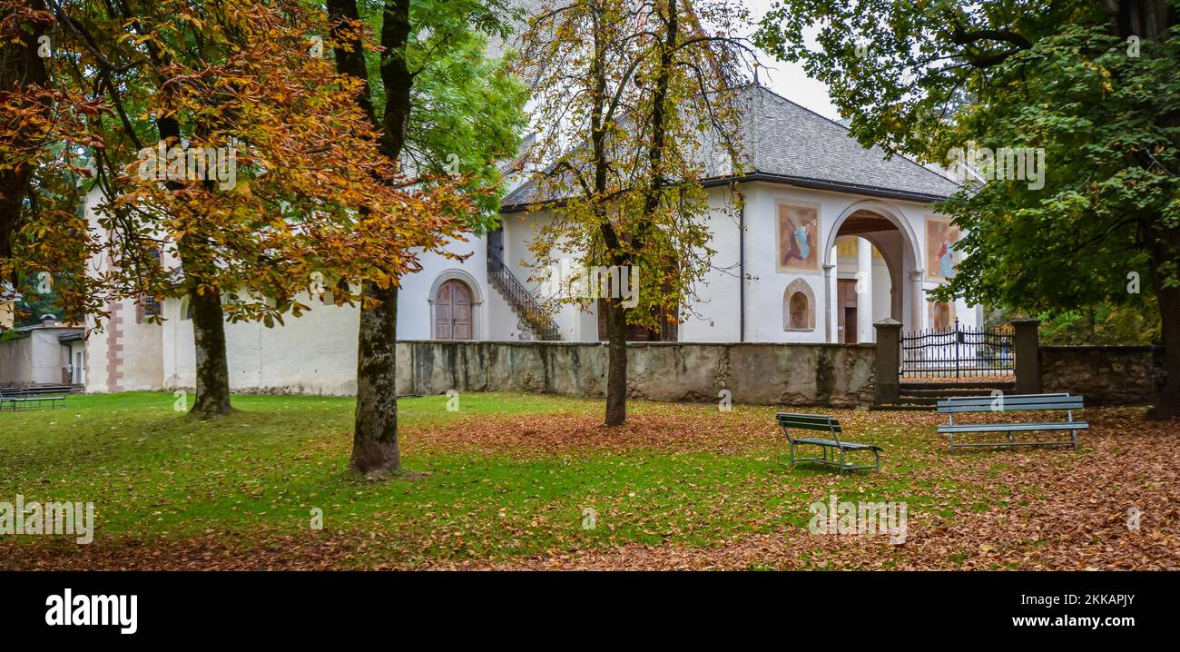 La Iglesia de San Maria Assunta en el parque Pieve - Cavalese, valle de Fiemme, distrito de Trento, Dolomitas, Trentino Alto Adige, Italia, Europa - Octubre Foto de stock