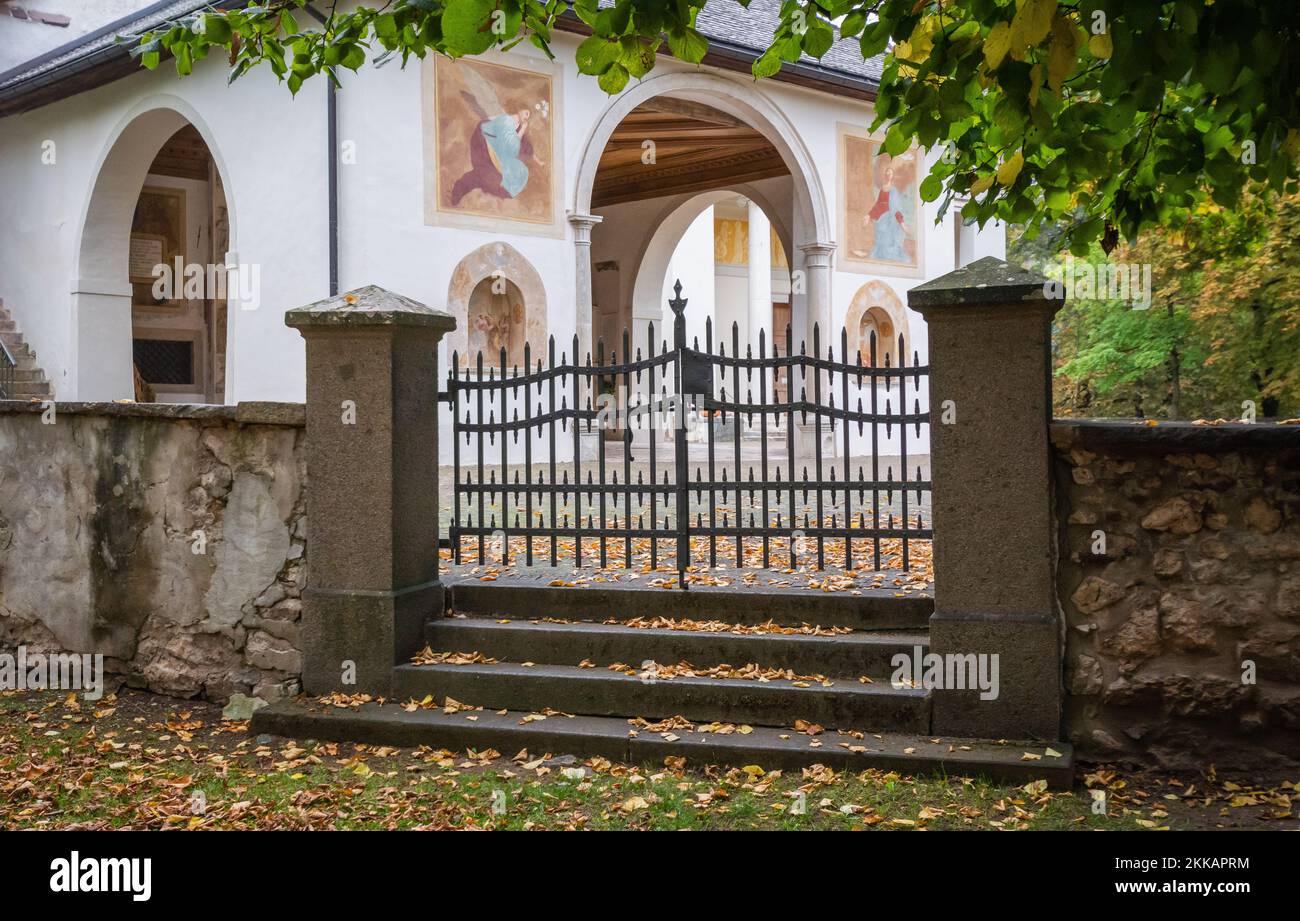 La Iglesia de San Maria Assunta en el parque Pieve - Cavalese, valle de Fiemme, distrito de Trento, Dolomitas, Trentino Alto Adige, Italia, Europa - Octubre Foto de stock