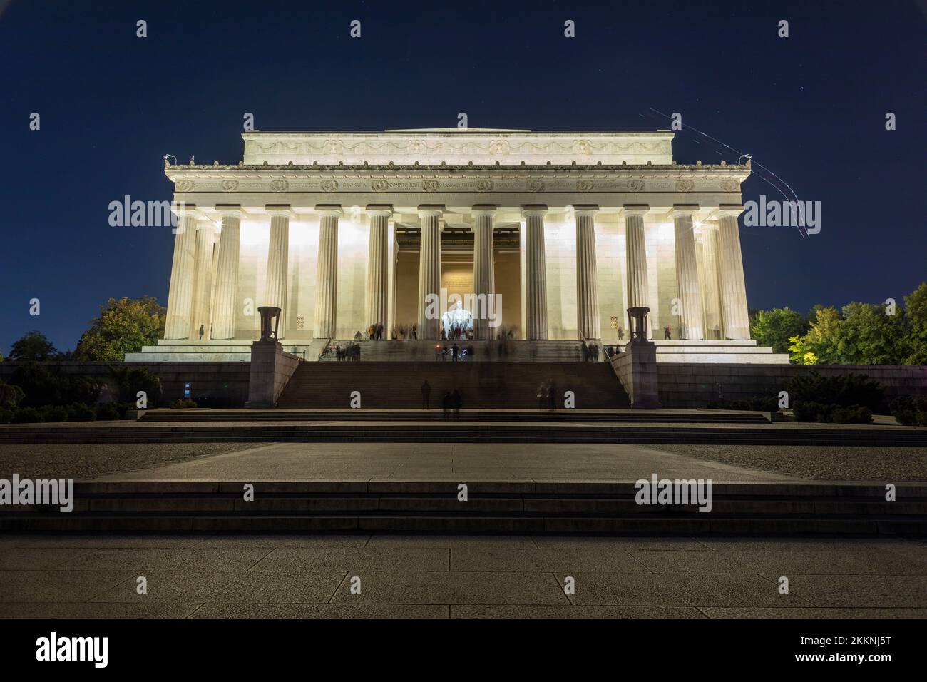 Los turistas visitan el Lincoln Memorial en Washington, D.C. en una noche de otoño. Exposición larga Amplio plano desde el lado este del edificio. Foto de stock