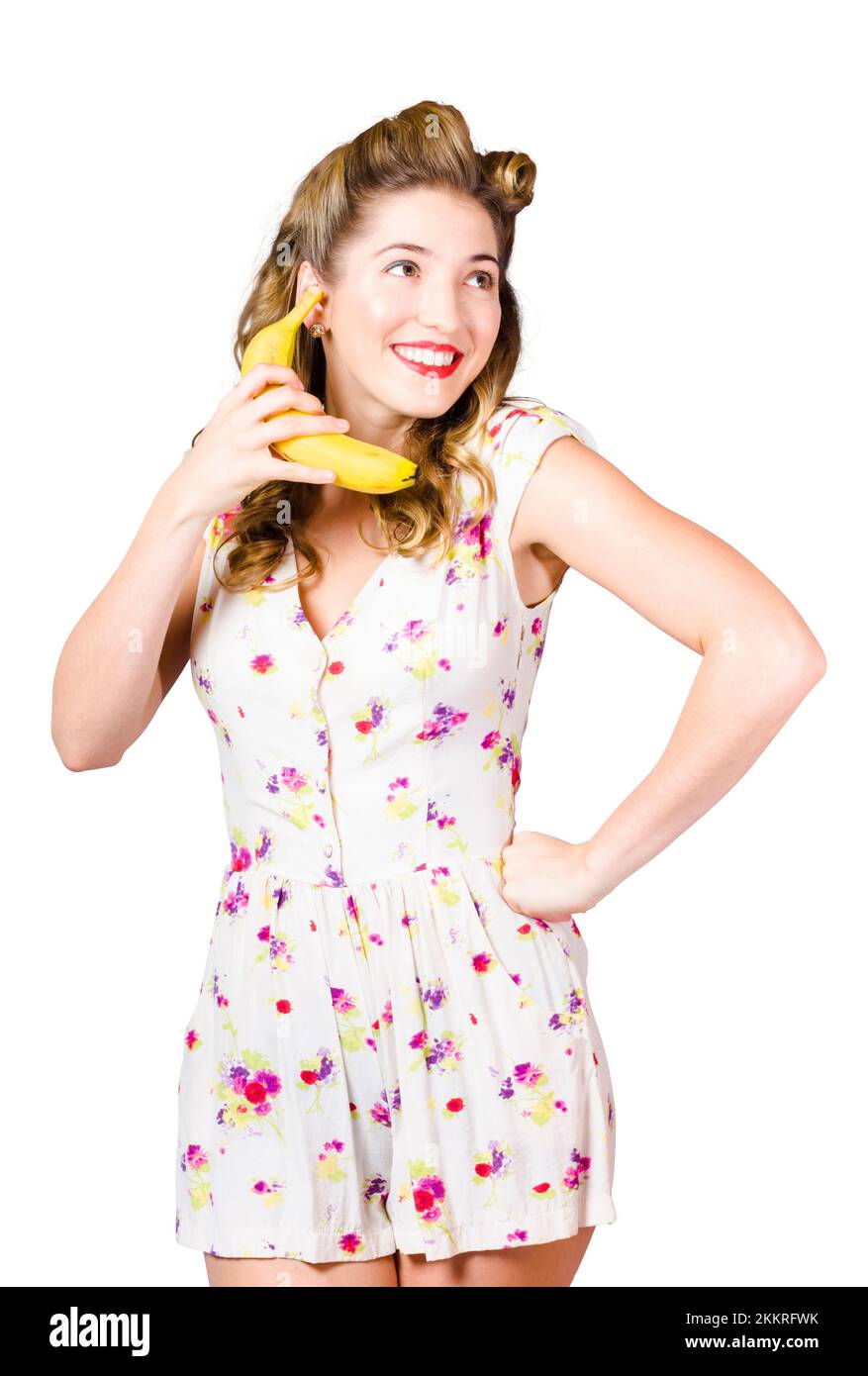 Foto de una cómica Happy retro pin up girl in old-fashion indumentaria bananas cuando fruta chateando en el teléfono. Chismes afrutado Foto de stock