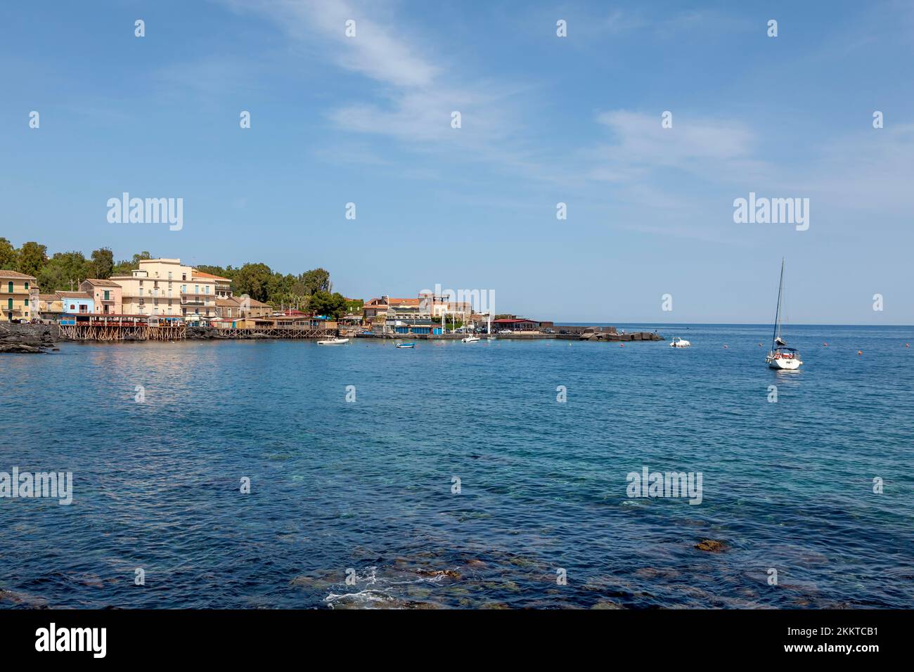 Vista del pueblo pesquero de Capo Mulini, Acireale, Sicilia, Italia, Europa Foto de stock