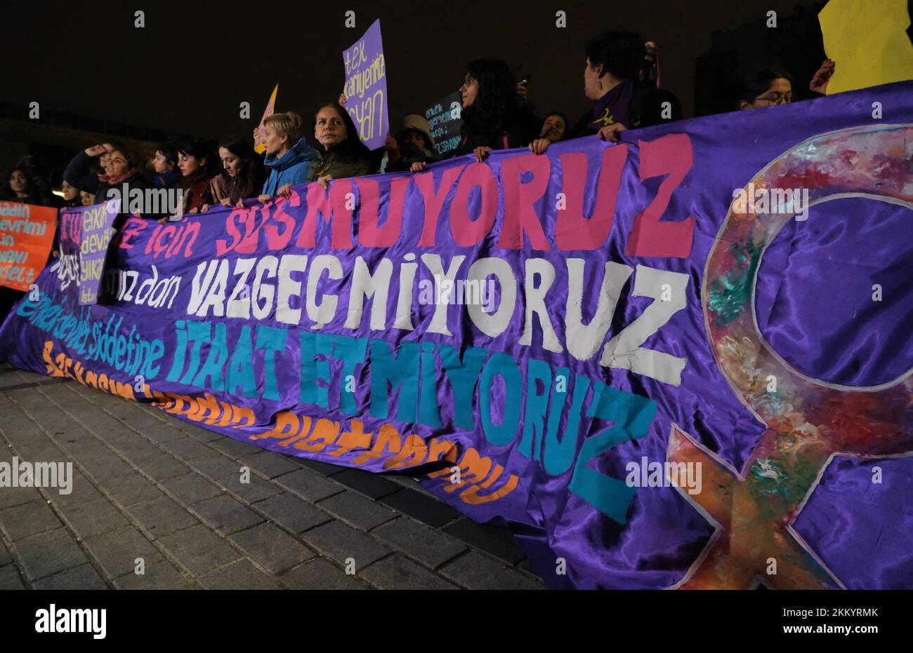 La bandera se desplegó en el Día Internacional para la Eliminación de la Violencia contra la Mujer en Estambul. Las mujeres marcharon. Foto de stock