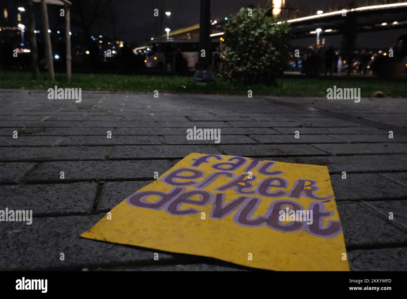 Banner dejado en Estambul del Día Internacional para la Eliminación de la Violencia contra la Mujer. Foto de stock