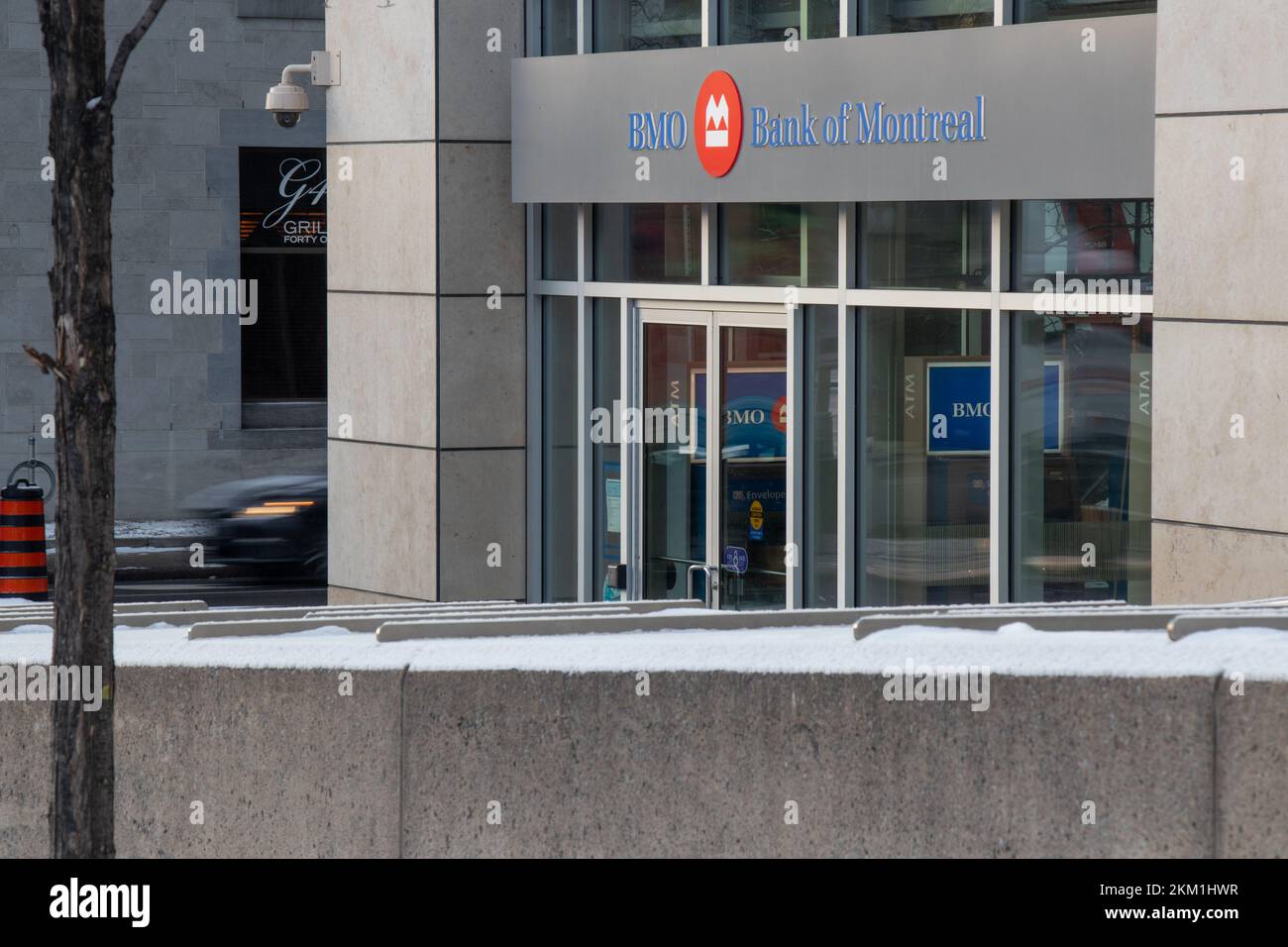 El BMO, el logotipo del Banco de Montreal se ve por encima de la entrada de la sucursal bancaria en el centro de Ottawa. Foto de stock