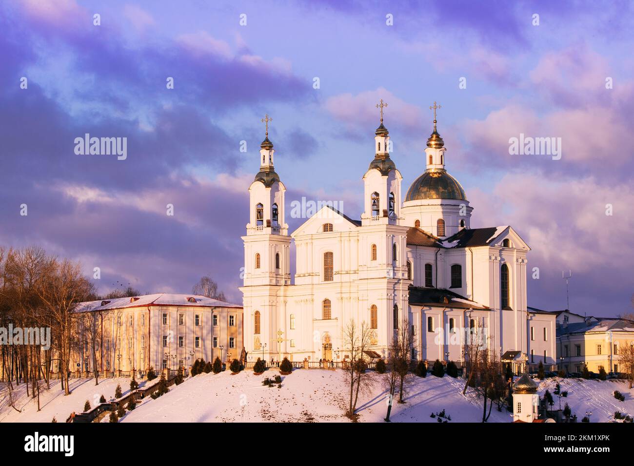 Vitebsk, Bielorrusia. Vista por la mañana del famoso punto de referencia es la Iglesia Catedral de la Asunción en la Ciudad Superior en la Colina del Monte Uspensky en la iluminación del amanecer. Suave Foto de stock