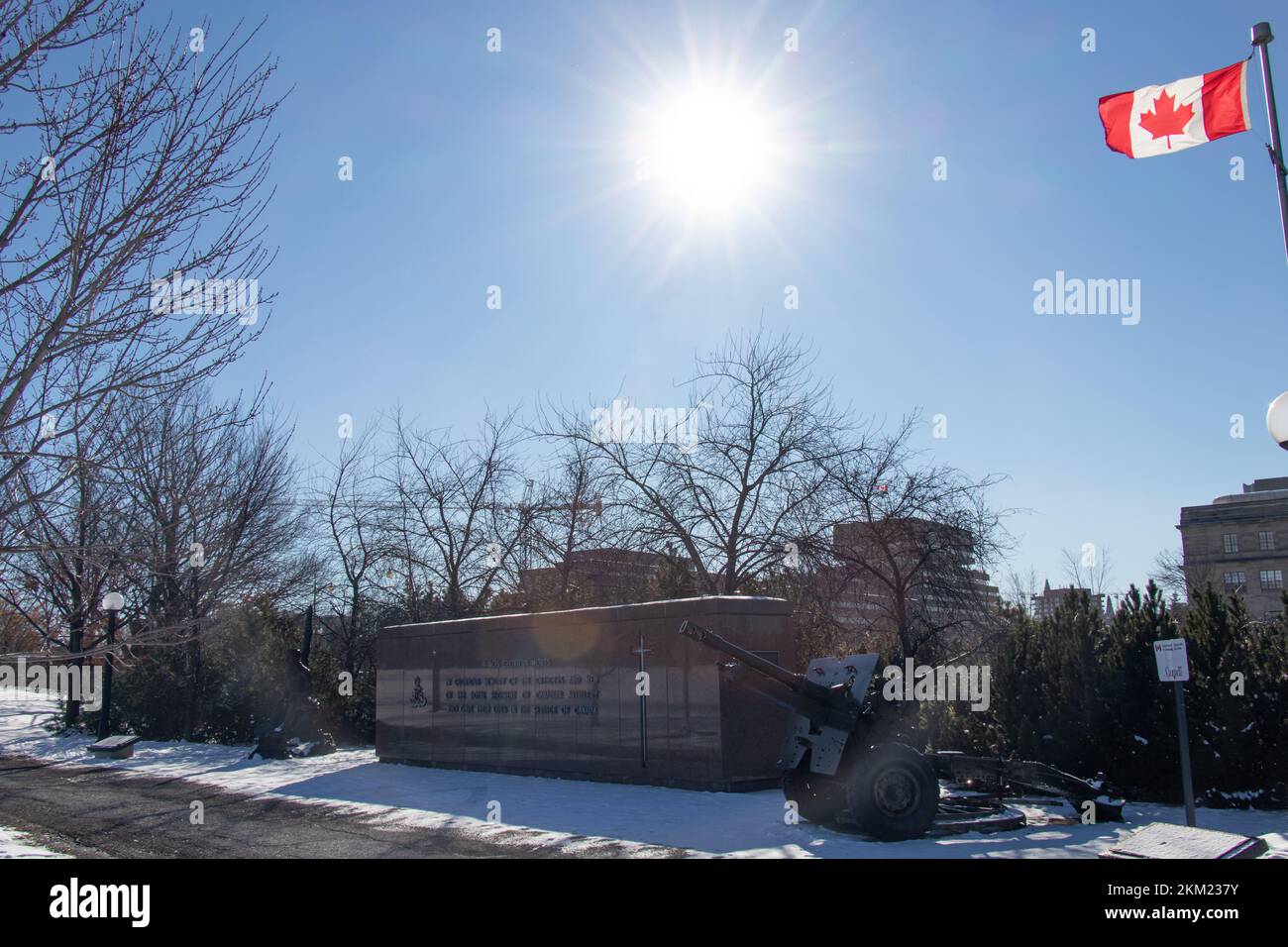 El Monumento Nacional de la Artillería, un monumento conmemorativo de la guerra que conmemora a los pistoleros canadienses muertos en servicio, es visto en un día soleado y nevado en Ottawa. Foto de stock