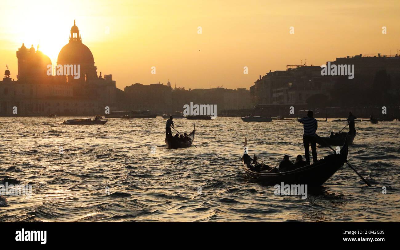 Gondoleros en contraluz en Venecia, horizontal Foto de stock