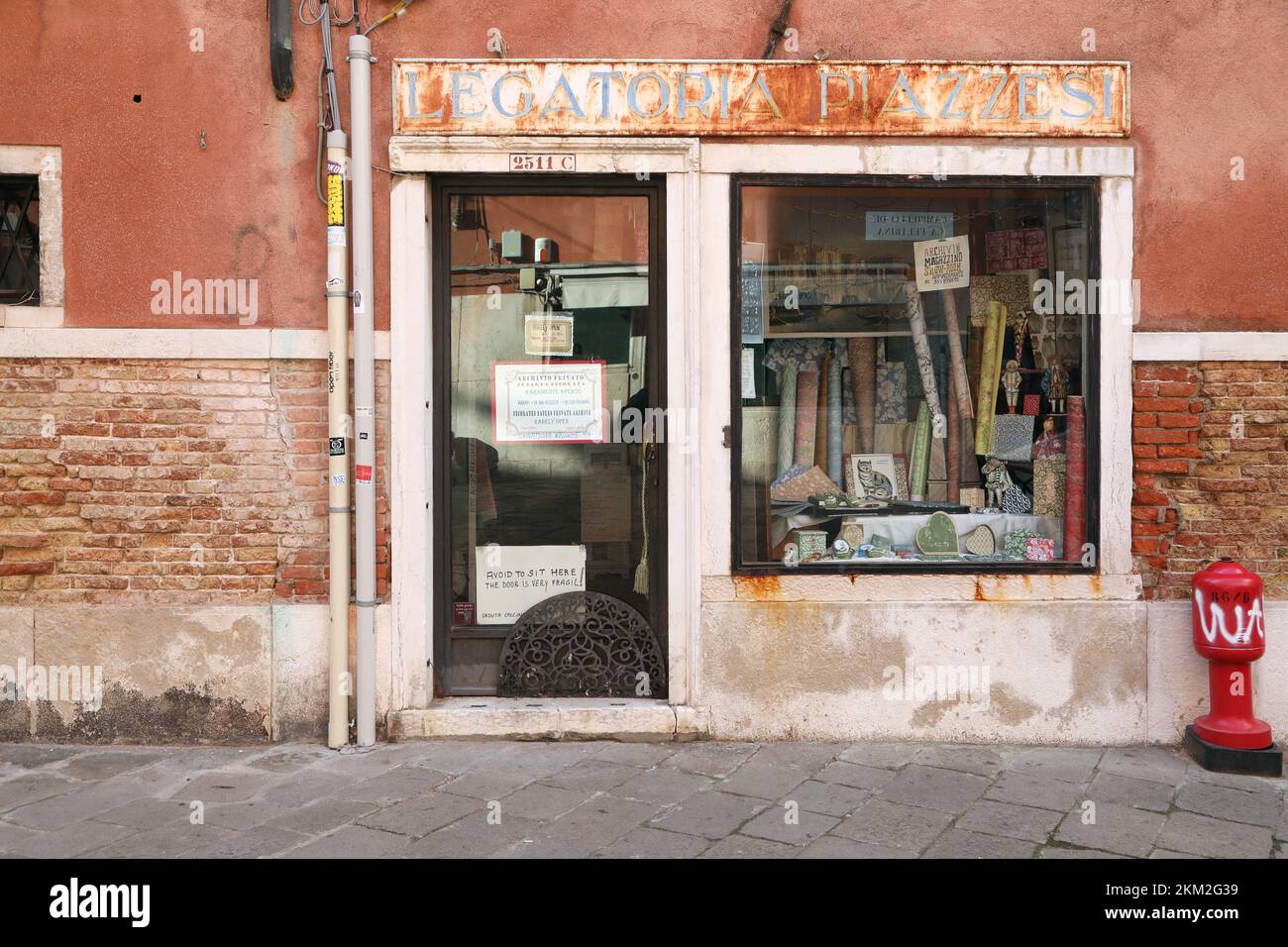 Antigua tienda de encuadernación en Venecia Foto de stock