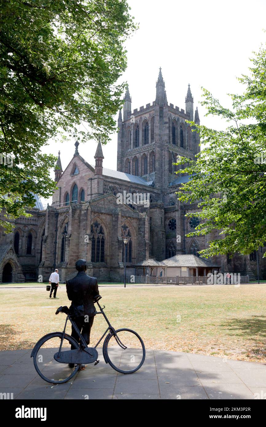 Estatua de Sir Edward Elgar apoyada en una bicicleta frente a la catedral, Hereford, Herefordshire Foto de stock