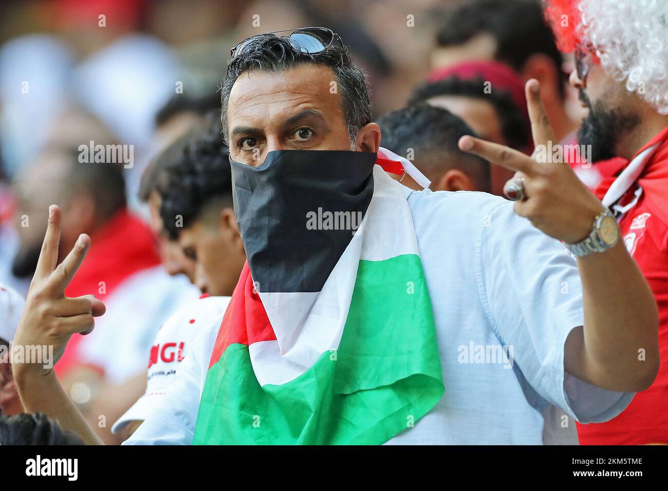 World cup qatar 2022 mask fotografías e imágenes de alta resolución Alamy