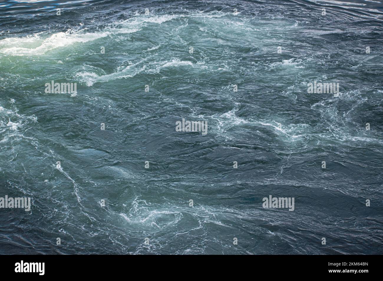 El motor del barco está subiendo el agua del océano creando y arremolinando el fondo. Foto de stock