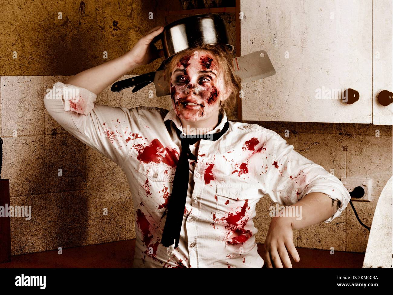 Gracioso retrato de un horror Zombie cocinero haciendo el mal dentro de una  casa de baile de Halloween con los recortes de las heridas y quemaduras de  olla hirviente Fotografía de stock -