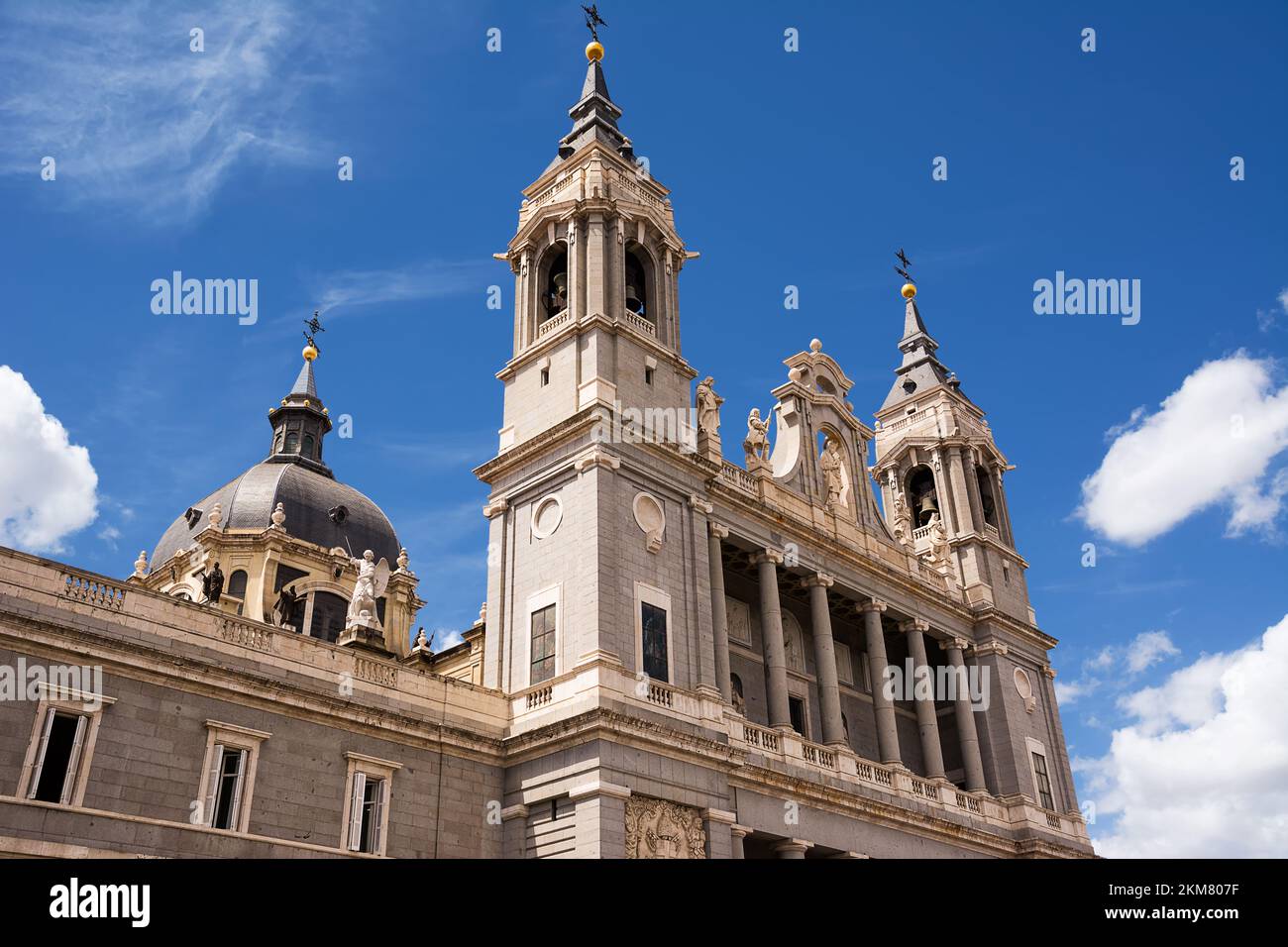 Campanario y cúpula de la catedral Santa Maria la Real de la Almudena en Madrid Foto de stock