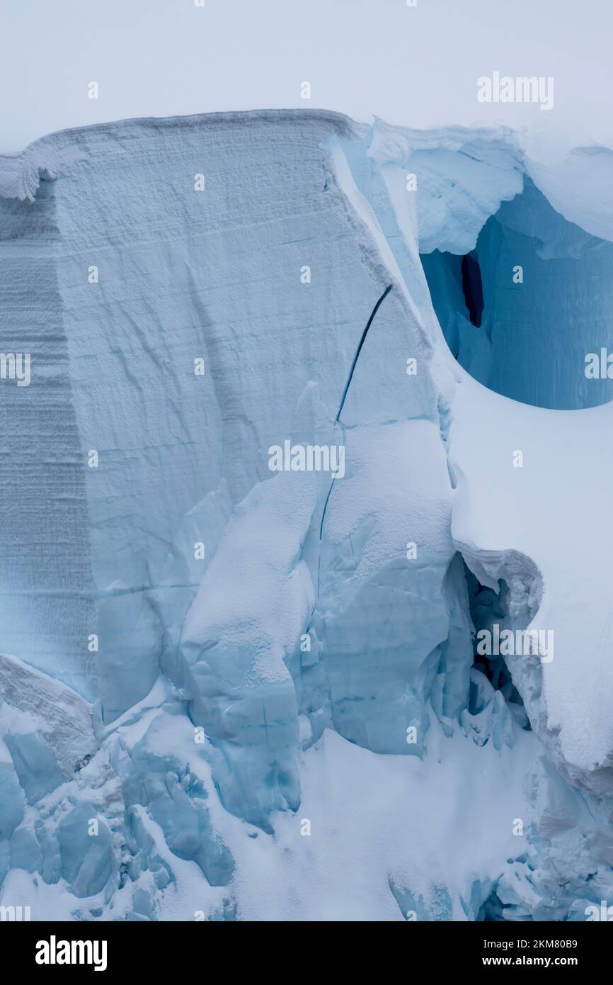 Altos icebergs verticales flotando en las tranquilas aguas alrededor de Enterprise Island. Foto de stock