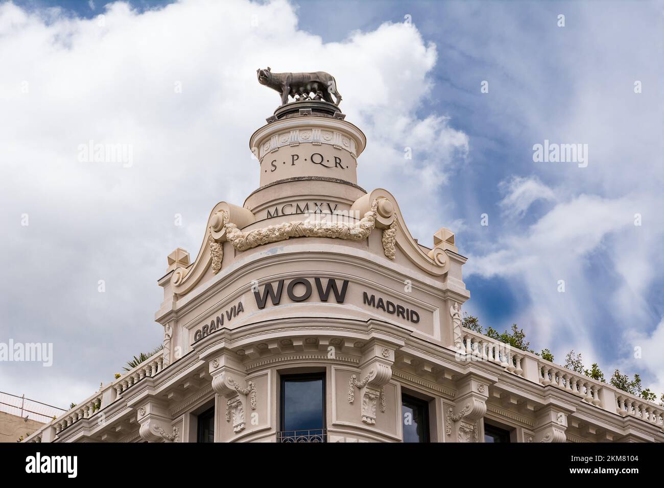 Madrid, España - 20 de junio de 2022: Monumento de la loba de Roma sobre el Hotel Roma a lo largo de la Gran Vía de Madrid Foto de stock