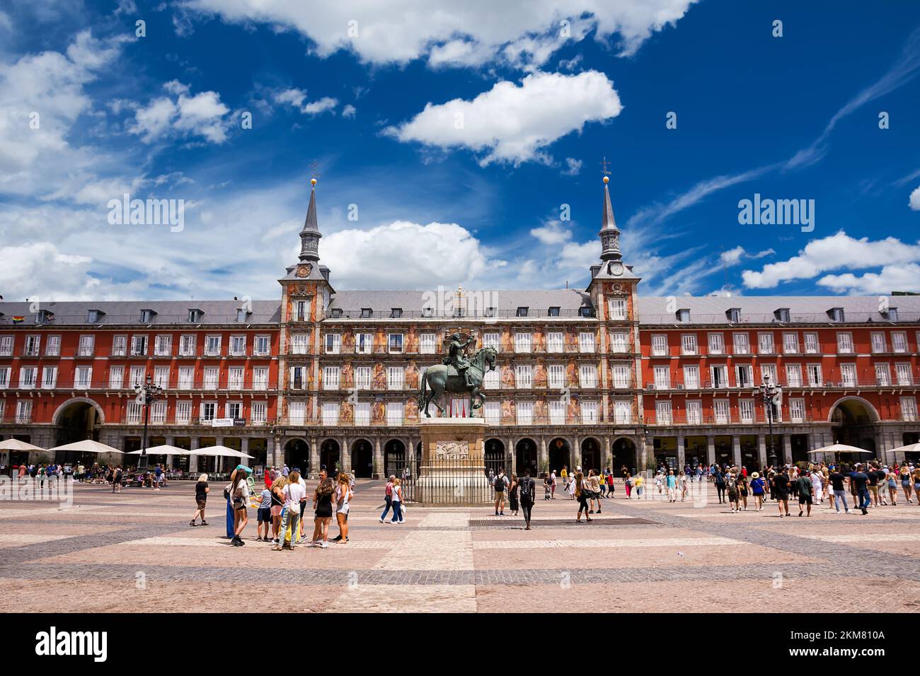 Madrid, España - 20 de junio de 2022: Fachada de los edificios de la Plaza Mayor llena de turistas, en el centro de Madrid Foto de stock