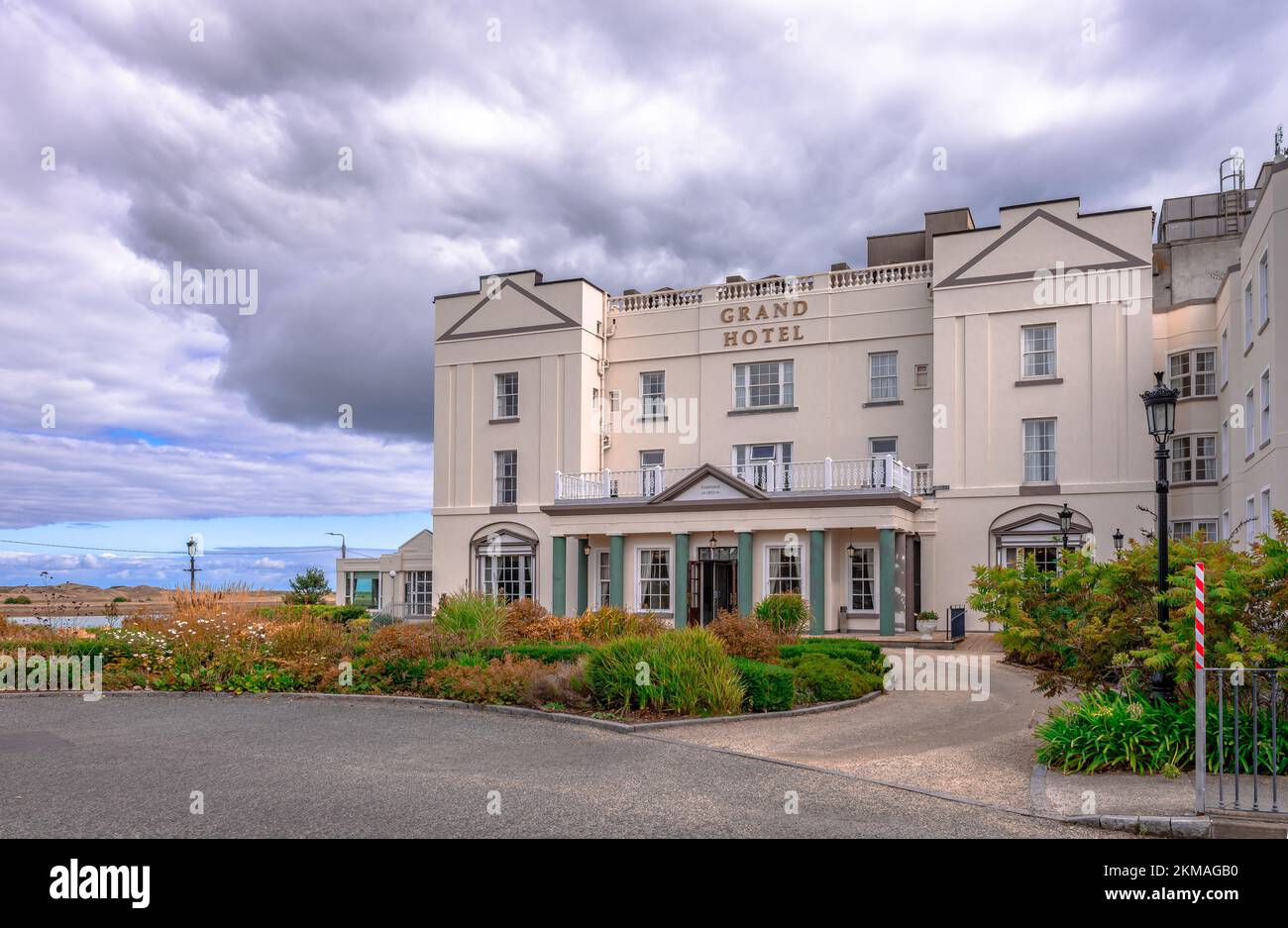 El Grand Hotel Malahide es un hotel icónico y lujoso junto al mar en Malahide, Irlanda. Foto de stock