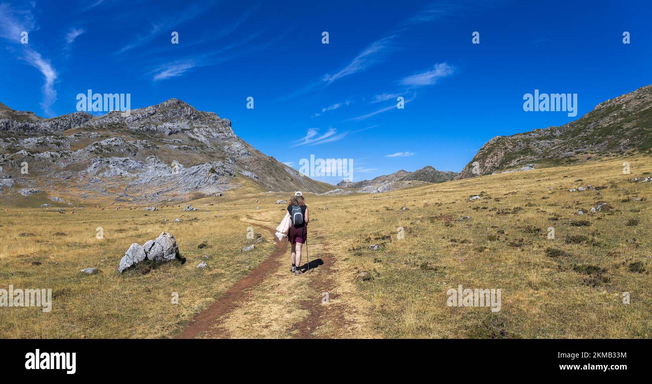 Mujer Caminando en el Parque Natural Somiedo, Asturias, España Foto de stock