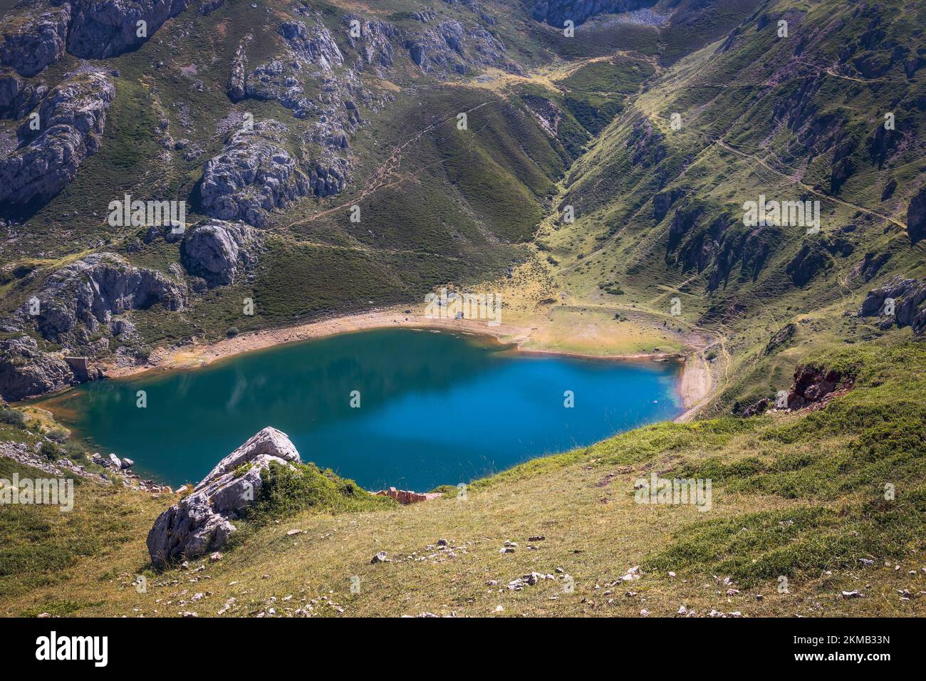 Vista aérea del lago Saliencia en el Parque Nacional Somiedo, Asturias Foto de stock