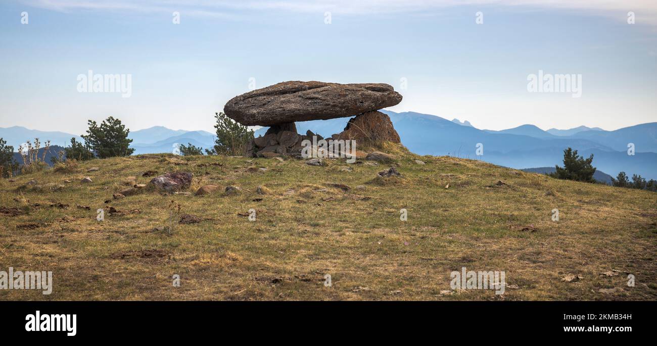 Dolmen en el Pirineo catalán Foto de stock