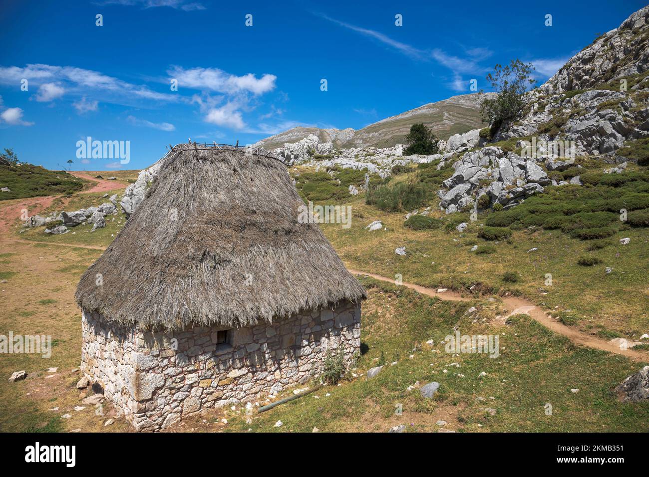 Teito, antigua cabaña en los Lagos de Saliencia, Somiedo, Asturias Foto de stock