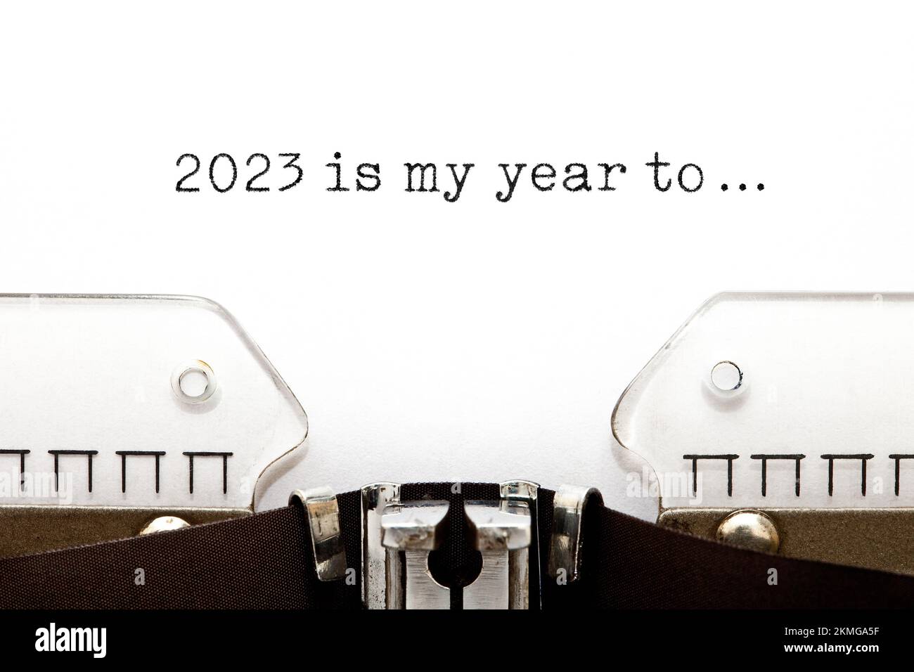 Motivational Año Nuevo 2023 El concepto de las resoluciones con el mensaje mecanografiado 2023 es mi año a... en una máquina de escribir retro. Foto de stock