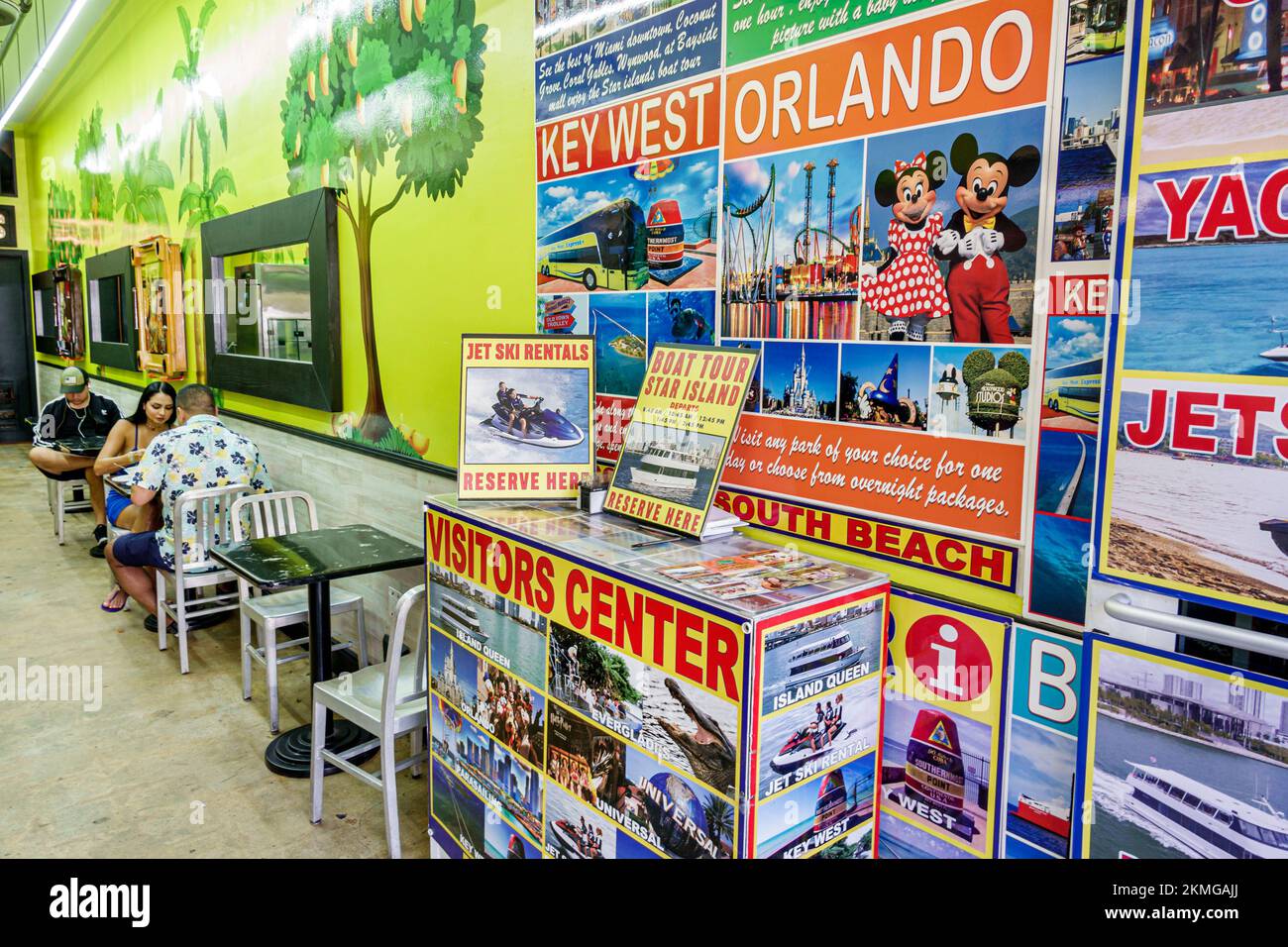 Miami Beach Florida, Lincoln Road Latin Café tour ofrece información de carteles que promueven publicidad de promoción, dentro del restaurante interior Foto de stock