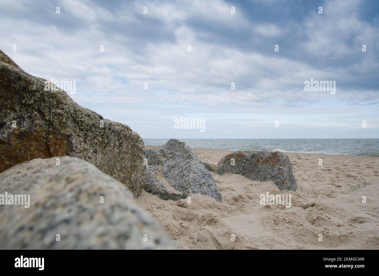 Roca, mar y cielo azul - Mar Báltico, Polonia Foto de stock