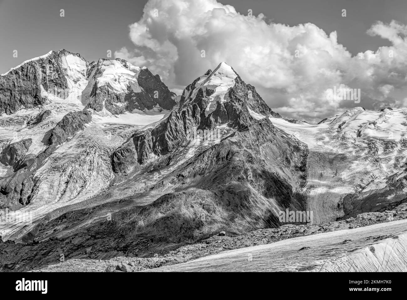Piz Roseg y el glaciar Sella visto desde la estación de montaña Piz Corvatsch, Grisons, Suiza Foto de stock