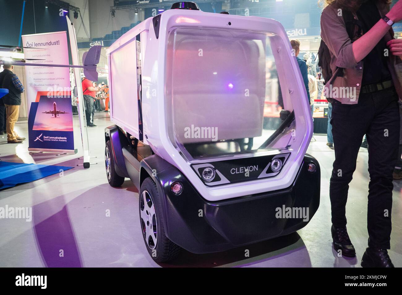 Tallinn, Estonia - Noviembre 26: Vehículo de entrega no tripulado Clevon auto-conductor presentado en el concurso Robotex International de robótica y expo. Foto de stock