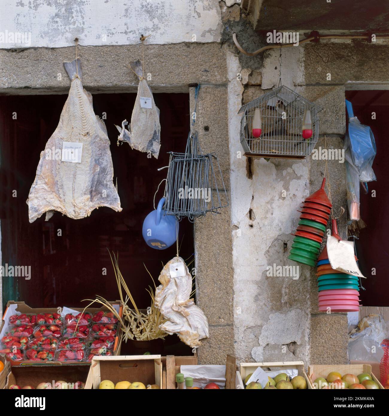 Tiendas tradicionales de las gromeras, entre otros bacalhau y fruta en