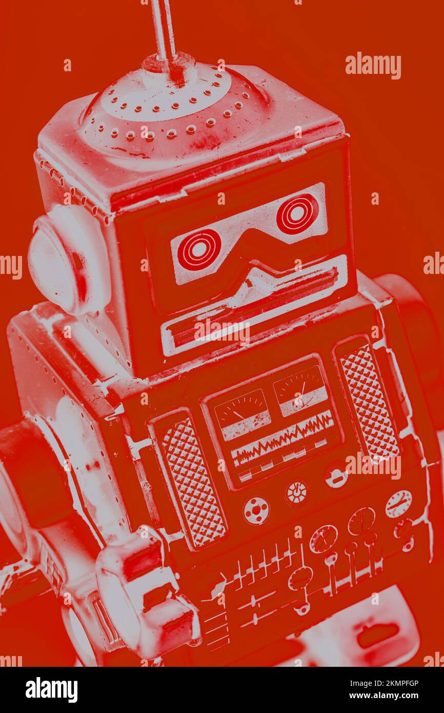 Moderno y retro en una mezcla tecnológica de androides anticuados y rojo industrial Foto de stock